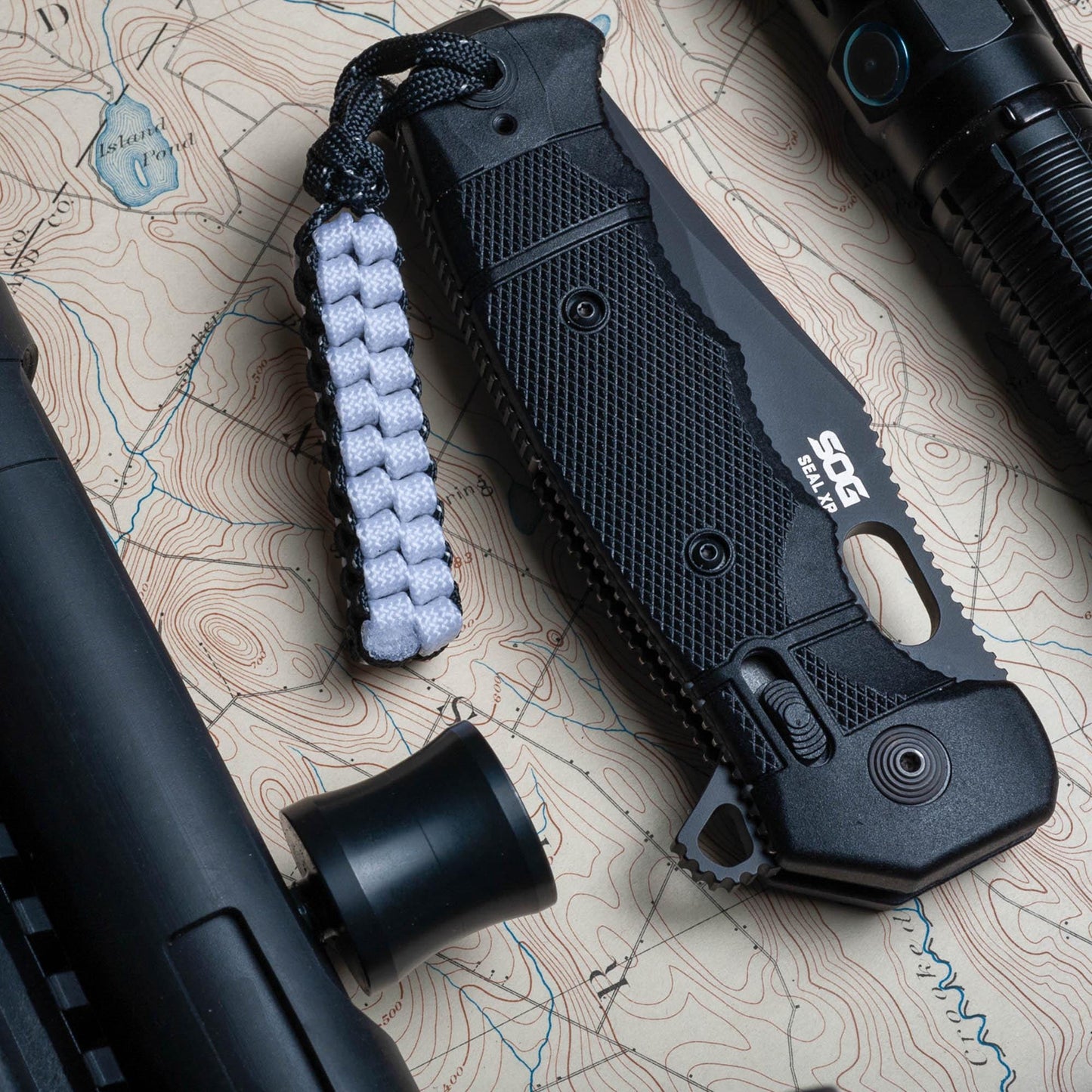 Glow In The Dark and Reflective Black Square Knot 550 Paracord Knife Lanyard