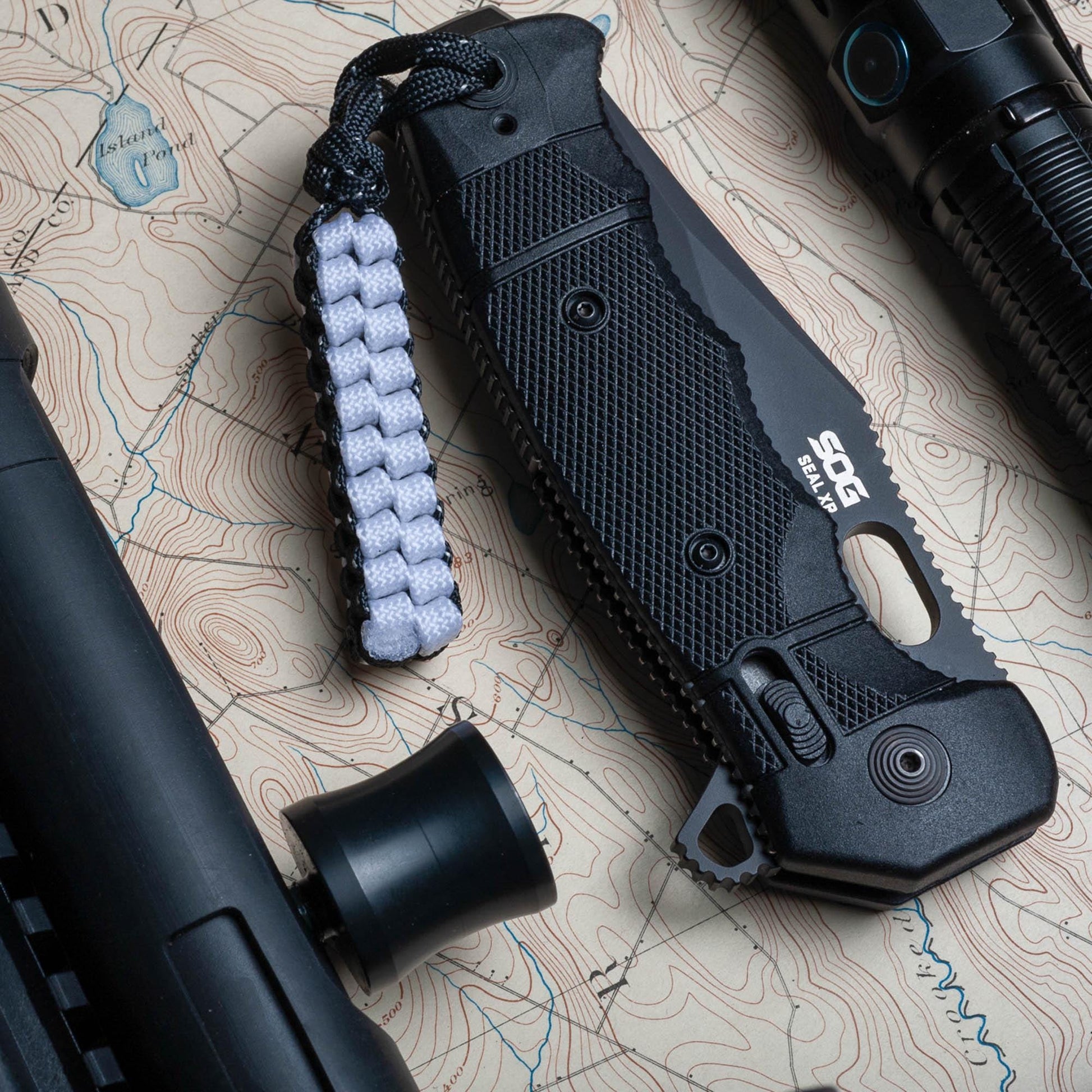 Glow In The Dark and Reflective Black Square Knot 550 Paracord Knife Lanyard